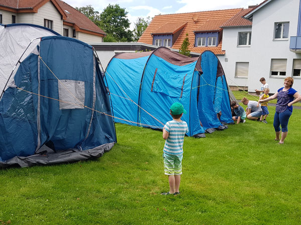 Alle helfen beim Aufbau der Zelte Alle helfen beim Aufbau der Zelte